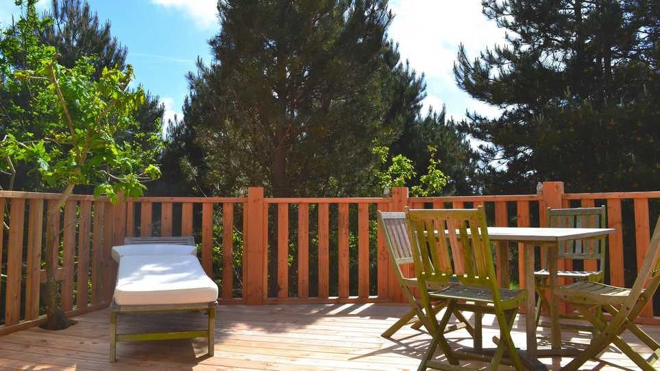 terrasse cabane dans les arbres vue sur mer Le nid d'iroise