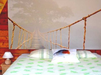 Intérieur cabane "Rouge-gorge"  sur pilotis au milieu des arbres à Lanildut