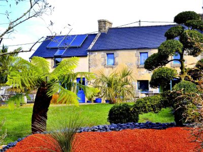 Longère de caractère dans un jardin exotique