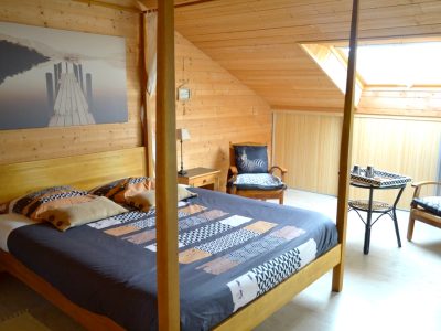 chambre Alizée avec lit de 160 cm et salle de bains privative